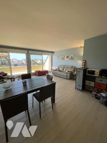 Appartement situé au 3&#7497; étage avec terrasse offrant une vue sur la mer.
Il comprend : un...