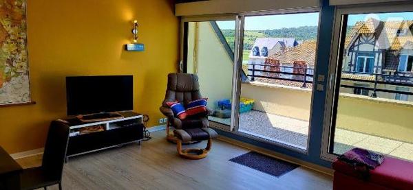 Appartement situé au 3&#7497; étage avec terrasse offrant une vue sur la mer.
Il comprend : un...