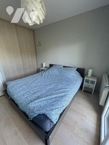 Appartement situé au 3&#7497; étage avec terrasse offrant une vue sur la mer.
Il comprend : un...