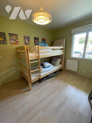 Appartement situé au 3&#7497; étage avec terrasse offrant une vue sur la mer.
Il comprend : un...