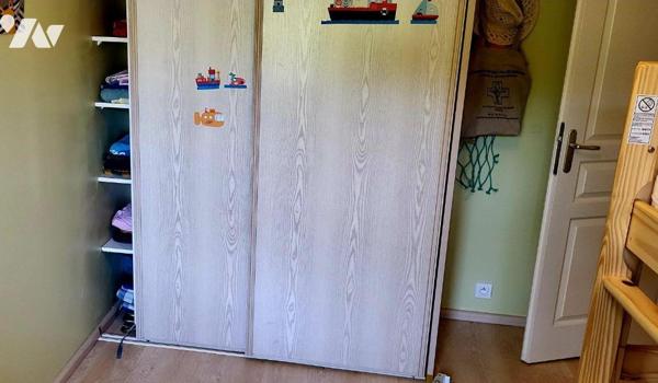 Appartement situé au 3&#7497; étage avec terrasse offrant une vue sur la mer.
Il comprend : un...