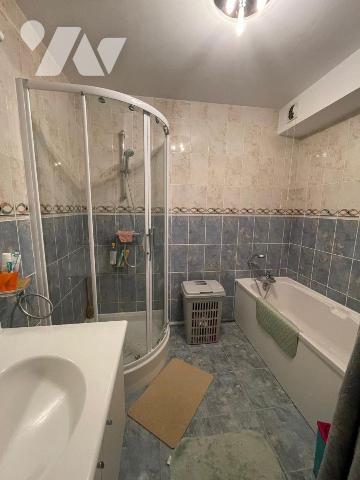 Appartement situé au 3&#7497; étage avec terrasse offrant une vue sur la mer.
Il comprend : un...