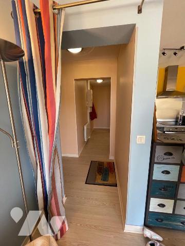 Appartement situé au 3&#7497; étage avec terrasse offrant une vue sur la mer.
Il comprend : un...