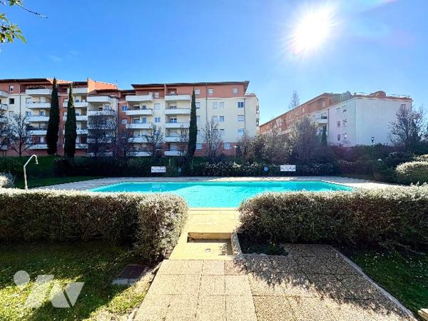 Un appartement T2 avec terrasse et parking privatif dans belle résidence avec piscine