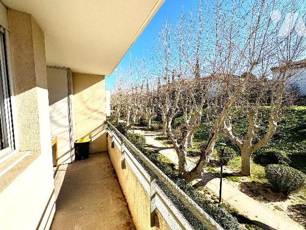 Un appartement T2 avec terrasse et parking privatif dans belle résidence avec piscine