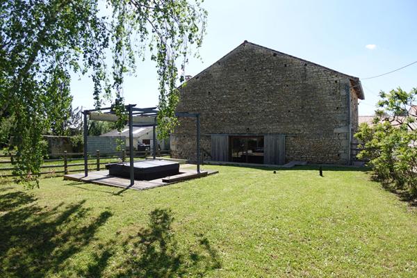 Belle maison en pierre à Champniers
