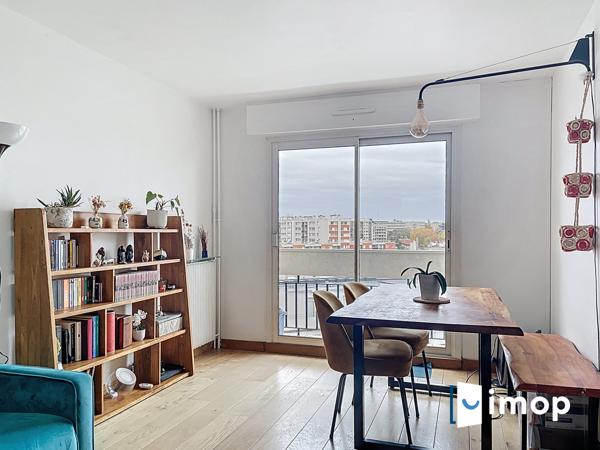 300m à pied métro Mairie - T2 lumineux - étage élevé - cave - parking