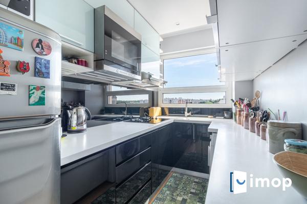 300m à pied métro Mairie - T2 lumineux - étage élevé - cave - parking