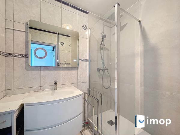 300m à pied métro Mairie - T2 lumineux - étage élevé - cave - parking