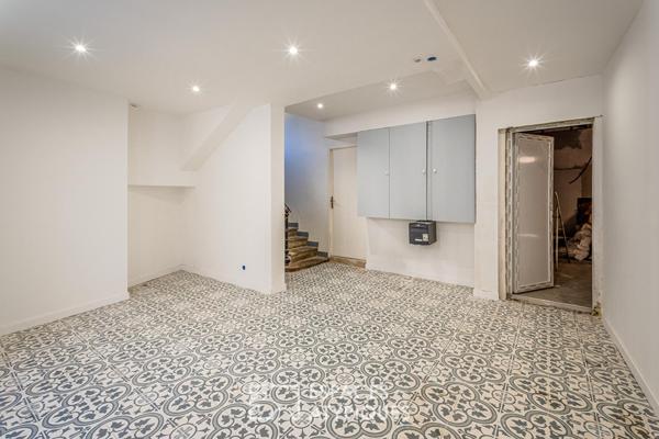 Appartement rez-de-jardin avec patio privé et garage au centre-ville