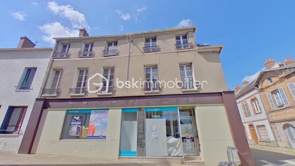 En plein cœur de Pont sur Yonne, Je vous propose un Immeuble de 303 m² avec un commerce et un appartement avec un sous-sol et une terrasse.
Le rez de chaussée de 120 m² dispose de deux entrées, un espace commercial avec réserve, un beau bureau, une cuisine et un toilette.
Le premier étage de 110 m² s'organise en un palier, une spacieuse cuisine, une lumineuse salle à manger salon de 64 m², une belle chambre avec salle de bain attenante.
Le deuxième étage 73 m² de se divise en un palier avec accès terrasse, trois grandes chambres, une salle d'eau. 
L'agencement de cet immeuble peut permettre de faire trois appartements au niveau des étages et deux commerces en rez de chaussée.