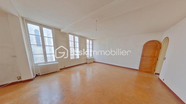 En plein cœur de Pont sur Yonne, Je vous propose un Immeuble de 303 m² avec un commerce et un appartement avec un sous-sol et une terrasse.
Le rez de chaussée de 120 m² dispose de deux entrées, un espace commercial avec réserve, un beau bureau, une cuisine et un toilette.
Le premier étage de 110 m² s'organise en un palier, une spacieuse cuisine, une lumineuse salle à manger salon de 64 m², une belle chambre avec salle de bain attenante.
Le deuxième étage 73 m² de se divise en un palier avec accès terrasse, trois grandes chambres, une salle d'eau. 
L'agencement de cet immeuble peut permettre de faire trois appartements au niveau des étages et deux commerces en rez de chaussée.