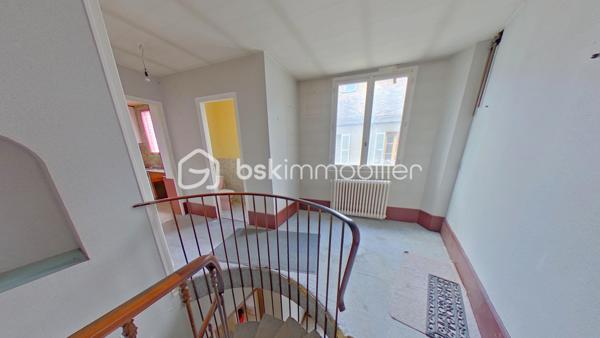 En plein cœur de Pont sur Yonne, Je vous propose un Immeuble de 303 m² avec un commerce et un appartement avec un sous-sol et une terrasse.
Le rez de chaussée de 120 m² dispose de deux entrées, un espace commercial avec réserve, un beau bureau, une cuisine et un toilette.
Le premier étage de 110 m² s'organise en un palier, une spacieuse cuisine, une lumineuse salle à manger salon de 64 m², une belle chambre avec salle de bain attenante.
Le deuxième étage 73 m² de se divise en un palier avec accès terrasse, trois grandes chambres, une salle d'eau. 
L'agencement de cet immeuble peut permettre de faire trois appartements au niveau des étages et deux commerces en rez de chaussée.