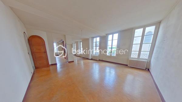 En plein cœur de Pont sur Yonne, Je vous propose un Immeuble de 303 m² avec un commerce et un appartement avec un sous-sol et une terrasse.
Le rez de chaussée de 120 m² dispose de deux entrées, un espace commercial avec réserve, un beau bureau, une cuisine et un toilette.
Le premier étage de 110 m² s'organise en un palier, une spacieuse cuisine, une lumineuse salle à manger salon de 64 m², une belle chambre avec salle de bain attenante.
Le deuxième étage 73 m² de se divise en un palier avec accès terrasse, trois grandes chambres, une salle d'eau. 
L'agencement de cet immeuble peut permettre de faire trois appartements au niveau des étages et deux commerces en rez de chaussée.