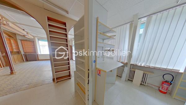 En plein cœur de Pont sur Yonne, Je vous propose un Immeuble de 303 m² avec un commerce et un appartement avec un sous-sol et une terrasse.
Le rez de chaussée de 120 m² dispose de deux entrées, un espace commercial avec réserve, un beau bureau, une cuisine et un toilette.
Le premier étage de 110 m² s'organise en un palier, une spacieuse cuisine, une lumineuse salle à manger salon de 64 m², une belle chambre avec salle de bain attenante.
Le deuxième étage 73 m² de se divise en un palier avec accès terrasse, trois grandes chambres, une salle d'eau. 
L'agencement de cet immeuble peut permettre de faire trois appartements au niveau des étages et deux commerces en rez de chaussée.