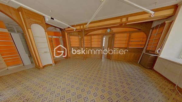 En plein cœur de Pont sur Yonne, Je vous propose un Immeuble de 303 m² avec un commerce et un appartement avec un sous-sol et une terrasse.
Le rez de chaussée de 120 m² dispose de deux entrées, un espace commercial avec réserve, un beau bureau, une cuisine et un toilette.
Le premier étage de 110 m² s'organise en un palier, une spacieuse cuisine, une lumineuse salle à manger salon de 64 m², une belle chambre avec salle de bain attenante.
Le deuxième étage 73 m² de se divise en un palier avec accès terrasse, trois grandes chambres, une salle d'eau. 
L'agencement de cet immeuble peut permettre de faire trois appartements au niveau des étages et deux commerces en rez de chaussée.