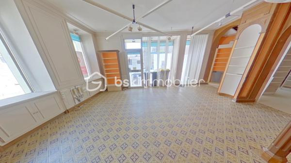 En plein cœur de Pont sur Yonne, Je vous propose un Immeuble de 303 m² avec un commerce et un appartement avec un sous-sol et une terrasse.
Le rez de chaussée de 120 m² dispose de deux entrées, un espace commercial avec réserve, un beau bureau, une cuisine et un toilette.
Le premier étage de 110 m² s'organise en un palier, une spacieuse cuisine, une lumineuse salle à manger salon de 64 m², une belle chambre avec salle de bain attenante.
Le deuxième étage 73 m² de se divise en un palier avec accès terrasse, trois grandes chambres, une salle d'eau. 
L'agencement de cet immeuble peut permettre de faire trois appartements au niveau des étages et deux commerces en rez de chaussée.
