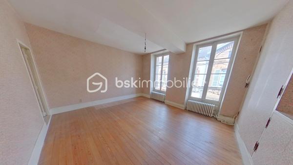 En plein cœur de Pont sur Yonne, Je vous propose un Immeuble de 303 m² avec un commerce et un appartement avec un sous-sol et une terrasse.
Le rez de chaussée de 120 m² dispose de deux entrées, un espace commercial avec réserve, un beau bureau, une cuisine et un toilette.
Le premier étage de 110 m² s'organise en un palier, une spacieuse cuisine, une lumineuse salle à manger salon de 64 m², une belle chambre avec salle de bain attenante.
Le deuxième étage 73 m² de se divise en un palier avec accès terrasse, trois grandes chambres, une salle d'eau. 
L'agencement de cet immeuble peut permettre de faire trois appartements au niveau des étages et deux commerces en rez de chaussée.