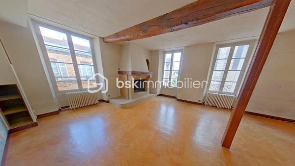 En plein cœur de Pont sur Yonne, Je vous propose un Immeuble de 303 m² avec un commerce et un appartement avec un sous-sol et une terrasse.
Le rez de chaussée de 120 m² dispose de deux entrées, un espace commercial avec réserve, un beau bureau, une cuisine et un toilette.
Le premier étage de 110 m² s'organise en un palier, une spacieuse cuisine, une lumineuse salle à manger salon de 64 m², une belle chambre avec salle de bain attenante.
Le deuxième étage 73 m² de se divise en un palier avec accès terrasse, trois grandes chambres, une salle d'eau. 
L'agencement de cet immeuble peut permettre de faire trois appartements au niveau des étages et deux commerces en rez de chaussée.