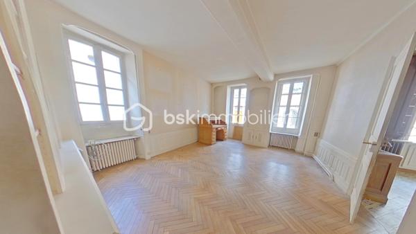 En plein cœur de Pont sur Yonne, Je vous propose un Immeuble de 303 m² avec un commerce et un appartement avec un sous-sol et une terrasse.
Le rez de chaussée de 120 m² dispose de deux entrées, un espace commercial avec réserve, un beau bureau, une cuisine et un toilette.
Le premier étage de 110 m² s'organise en un palier, une spacieuse cuisine, une lumineuse salle à manger salon de 64 m², une belle chambre avec salle de bain attenante.
Le deuxième étage 73 m² de se divise en un palier avec accès terrasse, trois grandes chambres, une salle d'eau. 
L'agencement de cet immeuble peut permettre de faire trois appartements au niveau des étages et deux commerces en rez de chaussée.
