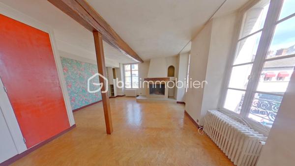 En plein cœur de Pont sur Yonne, Je vous propose un Immeuble de 303 m² avec un commerce et un appartement avec un sous-sol et une terrasse.
Le rez de chaussée de 120 m² dispose de deux entrées, un espace commercial avec réserve, un beau bureau, une cuisine et un toilette.
Le premier étage de 110 m² s'organise en un palier, une spacieuse cuisine, une lumineuse salle à manger salon de 64 m², une belle chambre avec salle de bain attenante.
Le deuxième étage 73 m² de se divise en un palier avec accès terrasse, trois grandes chambres, une salle d'eau. 
L'agencement de cet immeuble peut permettre de faire trois appartements au niveau des étages et deux commerces en rez de chaussée.