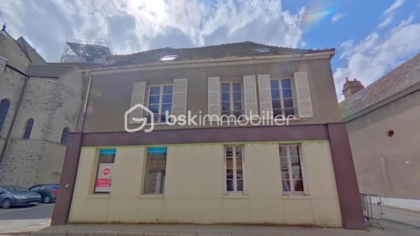 En plein cœur de Pont sur Yonne, Je vous propose un Immeuble de 303 m² avec un commerce et un appartement avec un sous-sol et une terrasse.
Le rez de chaussée de 120 m² dispose de deux entrées, un espace commercial avec réserve, un beau bureau, une cuisine et un toilette.
Le premier étage de 110 m² s'organise en un palier, une spacieuse cuisine, une lumineuse salle à manger salon de 64 m², une belle chambre avec salle de bain attenante.
Le deuxième étage 73 m² de se divise en un palier avec accès terrasse, trois grandes chambres, une salle d'eau. 
L'agencement de cet immeuble peut permettre de faire trois appartements au niveau des étages et deux commerces en rez de chaussée.