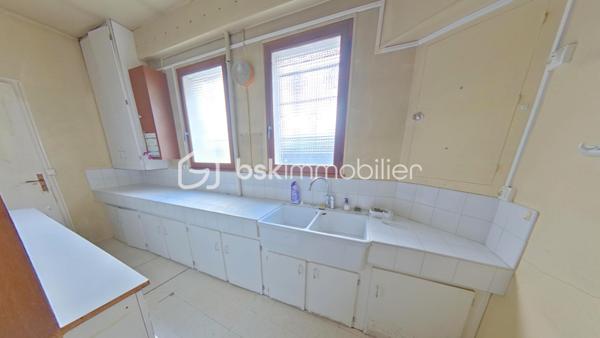 En plein cœur de Pont sur Yonne, Je vous propose un Immeuble de 303 m² avec un commerce et un appartement avec un sous-sol et une terrasse.
Le rez de chaussée de 120 m² dispose de deux entrées, un espace commercial avec réserve, un beau bureau, une cuisine et un toilette.
Le premier étage de 110 m² s'organise en un palier, une spacieuse cuisine, une lumineuse salle à manger salon de 64 m², une belle chambre avec salle de bain attenante.
Le deuxième étage 73 m² de se divise en un palier avec accès terrasse, trois grandes chambres, une salle d'eau. 
L'agencement de cet immeuble peut permettre de faire trois appartements au niveau des étages et deux commerces en rez de chaussée.