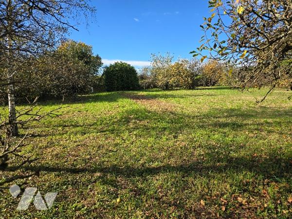 Terrain à bâtir de 1300 m2, situé à Brugheas.