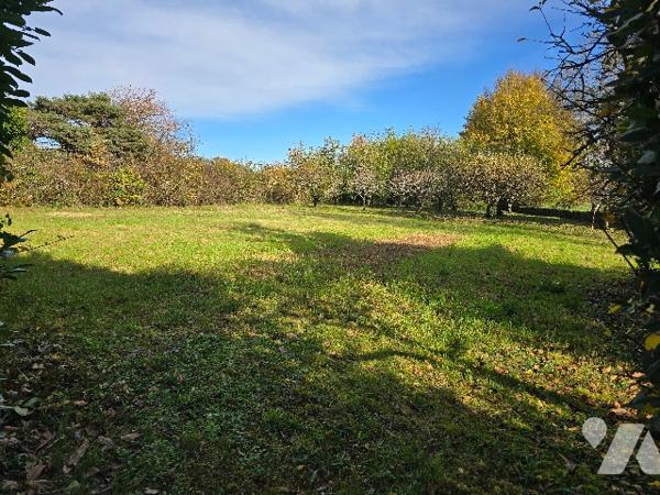 Terrain à bâtir de 1300 m2, situé à Brugheas.