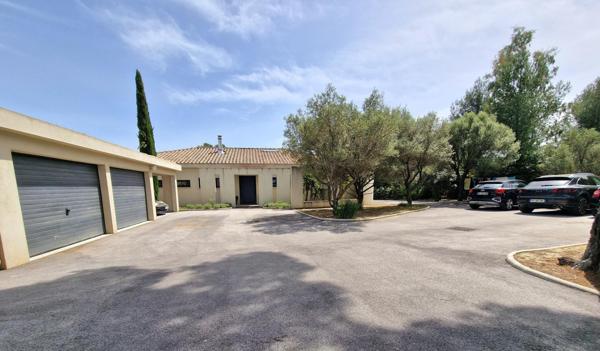 Le Beausset – Villa contemporaine de prestige au cœur de la Provence à 15 minutes de Bandol, au sein d’un environnement naturel préservé, découvrez une propriété d’exception où élégance, confort et art de vivre se conjuguent parfaitement