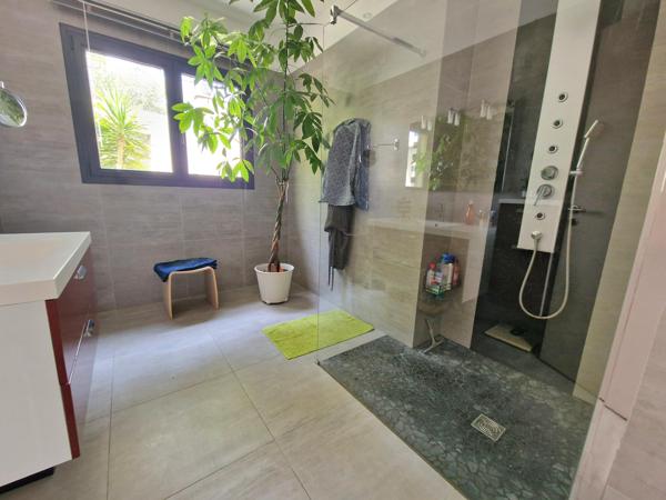 Le Beausset – Villa contemporaine de prestige au cœur de la Provence à 15 minutes de Bandol, au sein d’un environnement naturel préservé, découvrez une propriété d’exception où élégance, confort et art de vivre se conjuguent parfaitement