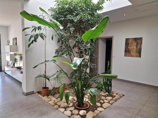 Le Beausset – Villa contemporaine de prestige au cœur de la Provence à 15 minutes de Bandol, au sein d’un environnement naturel préservé, découvrez une propriété d’exception où élégance, confort et art de vivre se conjuguent parfaitement