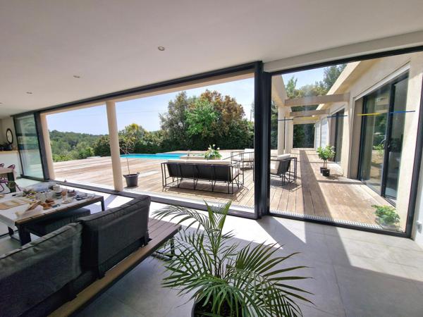Le Beausset – Villa contemporaine de prestige au cœur de la Provence à 15 minutes de Bandol, au sein d’un environnement naturel préservé, découvrez une propriété d’exception où élégance, confort et art de vivre se conjuguent parfaitement