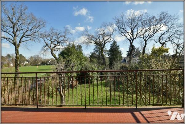 GRANDE MAISON FAMILIALE LE RHEU CENTRE VILLE