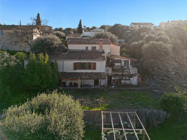 Falicon (06950) Maison à rénover, piscine, terrain 1660 m²