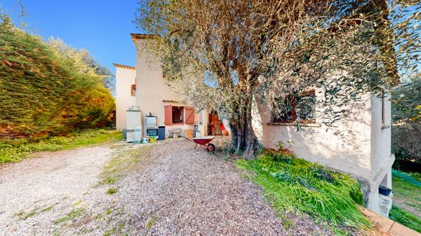 Falicon (06950) Maison à rénover, piscine, terrain 1660 m²