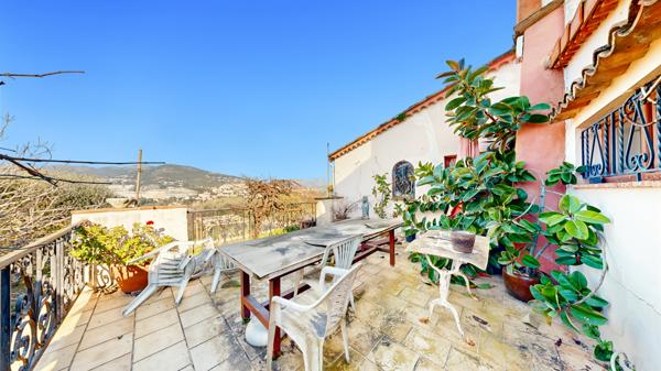 Falicon (06950) Maison à rénover, piscine, terrain 1660 m²