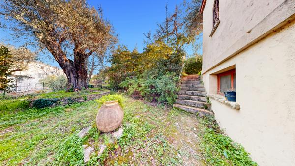 Falicon (06950) Maison à rénover, piscine, terrain 1660 m²