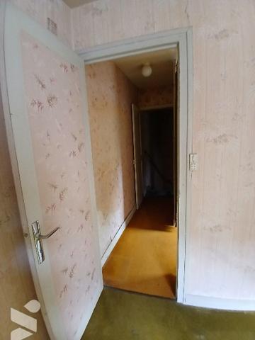 Maison de ville à restaurer avec garage et caves