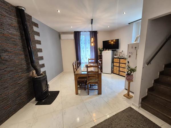 Vente                                                      Maison de village
                        
                     5 pièces                      93 m2                     à Le Luc