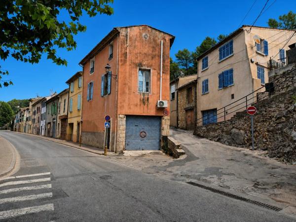 Vente                                                      Maison de village
                        
                     5 pièces                      93 m2                     à Le Luc
