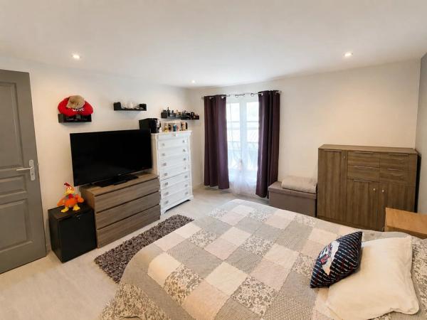 Vente                                                      Maison de village
                        
                     5 pièces                      93 m2                     à Le Luc