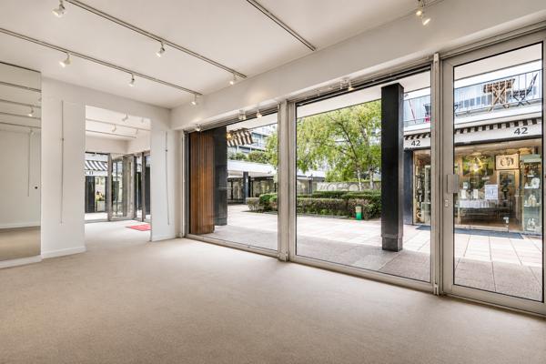 Local Commercial
         2 pièces
        - 38 m² 420 000 € *