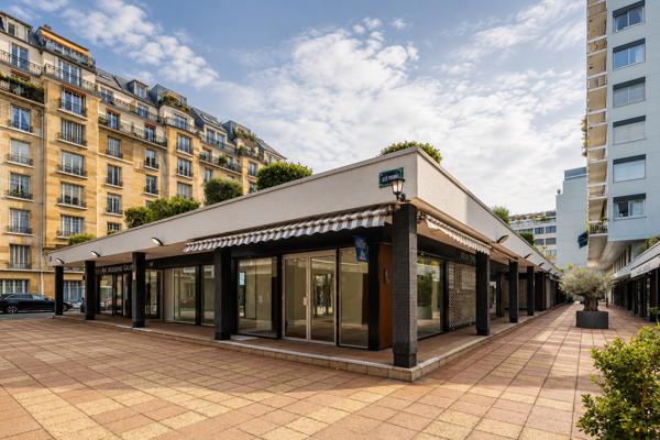 Local Commercial
         2 pièces
        - 38 m² 420 000 € *