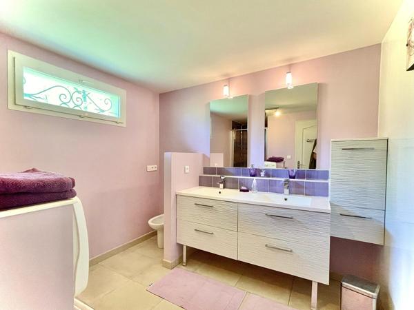 Élégante Propriété 2 maisons, 1 appart sur 8,5 ha avec étangs et bois