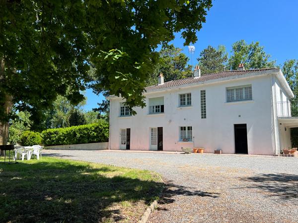 Ensemble immobilier sur un parc de 6 hectares !