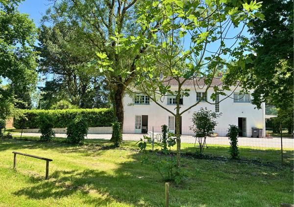 Ensemble immobilier sur un parc de 6 hectares !