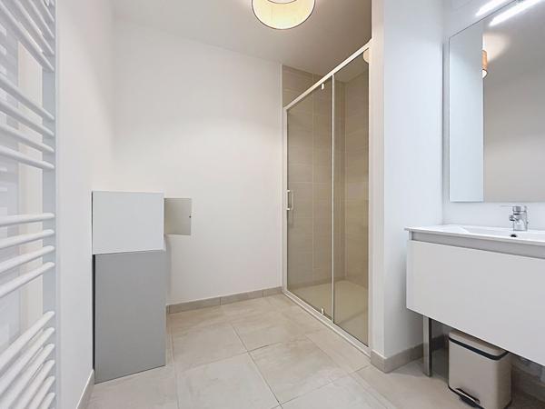 A vendre - Appartement T3 de 67 m² vendu meublé, avec balcon et parking, dans résidence récente (2021) avec ascenseur "Angers Gare/ Pont Noir"