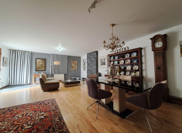 Maison en pierre avec grange