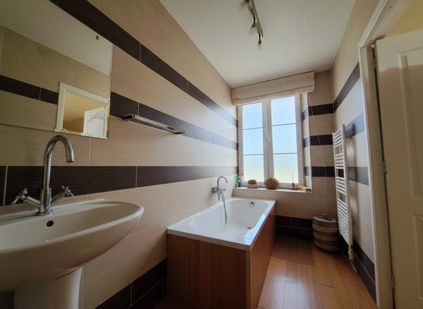 Maison en pierre avec grange